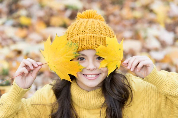 Joli sourire d'automne. Happy girl jouer avec des feuilles jaunes. Petit enfant sourire le jour de l'automne. Sourire sain et naturel. La dentisterie esthétique. Se sentir confiante dans son sourire — Photo