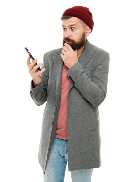 La nueva tecnología hace la vida moderna mucho más fácil. Moderno hombre barbudo videoconferencia con teléfono inteligente. Hipster haciendo videollamada con un teléfono celular moderno. Uso de la tecnología moderna en la vida cotidiana — Foto de Stock