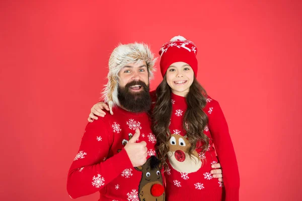 Boldog karácsonyt! Üdvözöljük 2020-at. Apa és lánya téli pulcsik ünneplik az új évet. Téli ünnepek. Karácsony van. Boldog családi ölelést. Szakállas férfi és gyerek. A család ünnepel. Családi hagyomány — Stock Fotó