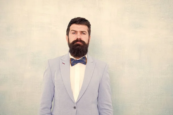 Glamour hipster man met baard. Tuxedo fashion look. bebaarde man hipster in strikje. Gentleman gaan op Love date. bruid bruidegom op huwelijksfeest. volwassen zakenman in blauwe jas. Helemaal knap — Stockfoto