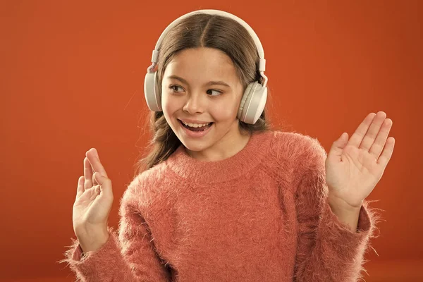 Dziecko dziewczynka słuchać muzyki nowoczesne bezprzewodowe słuchawki. Słuchaj za darmo. Pobierz muzyka subskrypcję konta. Dostęp do milionów piosenek. Ciesz się koncepcja muzyki. Dzięki nowoczesnej technologii bezprzewodowej wolne ręce — Zdjęcie stockowe