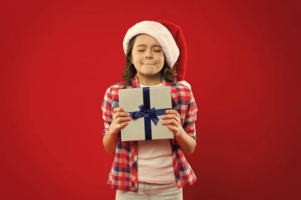 Xmas jelen. Gyermekkori. Karácsonyi bevásárlás. Új év party. Santa claus gyerek. Kis lány gyermek santa piros kalapban. Boldog téli ünnepek. Kis lány. Együtt csináljuk. Holiday program — Stock Fotó