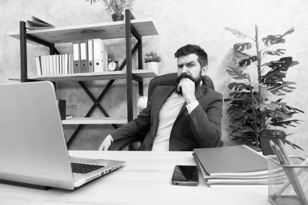 사업 전략을 개발하라. 위험 한 사업이죠. 집중하고 집중 해. 남자 수염 상사는 노트북을 들고 사무실에 앉아 있습니다. 사업 문제를 해결하는 관리자. 사업적 해결책을 책임맡고 있는 사업가 — 스톡 사진