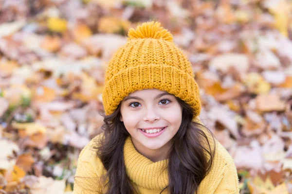 完璧な美しさの笑顔。幸せな小さな子供の秋の風景の中にリラックス。自然の美しさ。秋の美しさとファッション。秋のスタイルの小さな美しさモデル — ストック写真