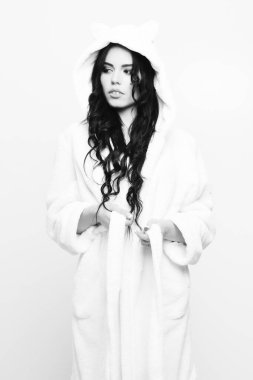 Bej kadife bornozla poz veren seksi kız