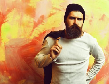 Siyah deri ceket omuz ile acımasız beyaz hipster sakallı