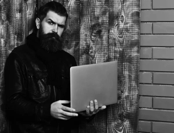 Brutalny, biały hipster trzymający tabletkę i laptopa — Zdjęcie stockowe
