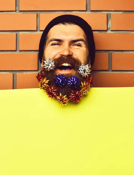Бородатий чоловік, жорстокий білий усміхнений хіпстер із зірками подарункових прикрас — стокове фото