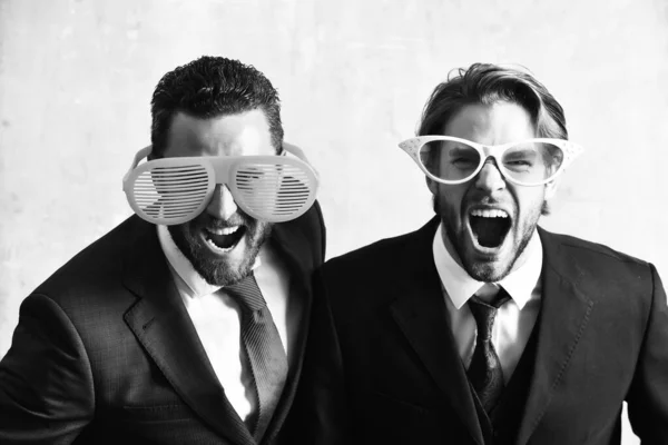 Ευτυχισμένοι δικηγόροι γιορτάζουν την επιτυχή ολοκλήρωση της συμφωνίας σε κοστούμια και αστεία γυαλιά — Φωτογραφία Αρχείου
