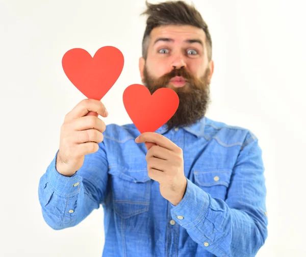 Joven con barba en camisa de mezclilla sosteniendo corazones de papel —  Fotos de Stock