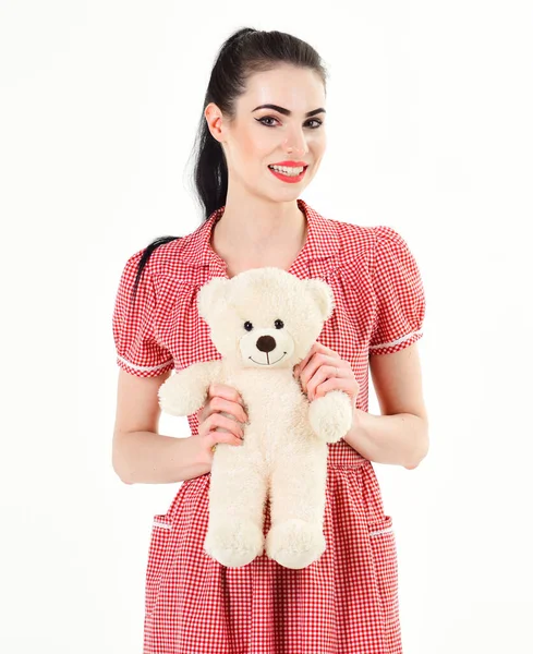 Glückliches Mädchen lächelt mit süßem Teddy. Weihnachten, Urlaub, Spielzeugkonzept. — Stockfoto