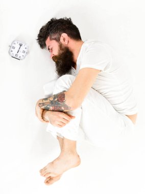 Çocuk konsepti gibi uyu. Sakallı ve bıyıklı adam