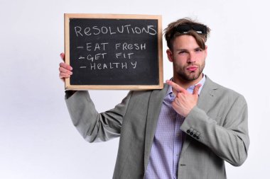 Sağlıklı yaşam tarzı çözümleri olan bir karatahta tutuyor..