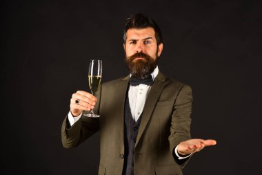 Şirket parti konsepti. Eskimiş takım elbiseli maço İçkiyle şerefe.