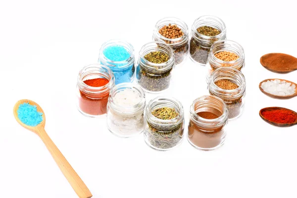 Cuchara y pequeños contenedores con pimentón, sal marina, mostaza francesa —  Fotos de Stock