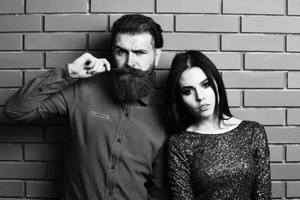 Man met baard en vrij sexy vrouw op baksteen muur — Stockfoto