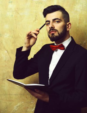 Sakallı ve saç düzenleyicisi olan genç bir sigortacı.