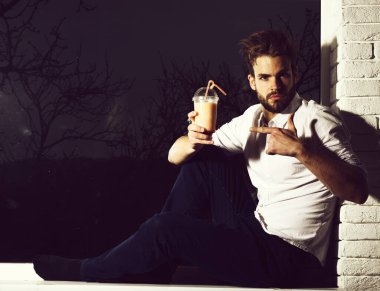 Yakışıklı, sakallı, seksi adam siyah ve tuğla duvar arkasında, kopyalama alanı