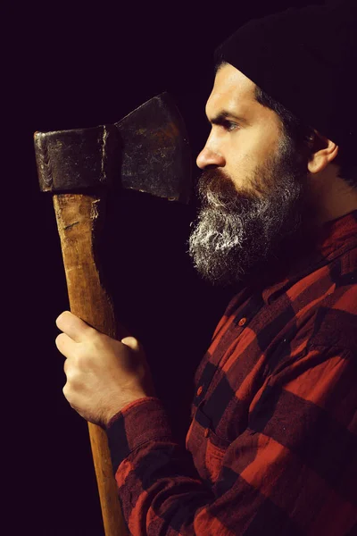黒を背景に斧を持つ髭のハンサムな男 — ストック写真