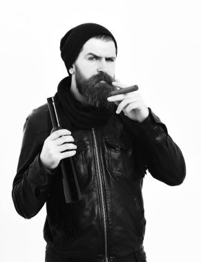 Sakallı, Kafkas hippisi elinde şişe, puro içiyor.