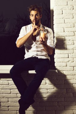 Yakışıklı sakallı, maço, seksi, siyah tuğlalı adam.