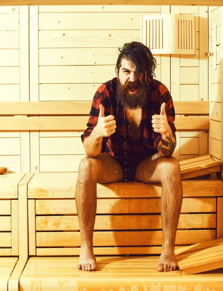Tahta arka planda saunada ıslak heyecanlı bir adam. — Stok fotoğraf