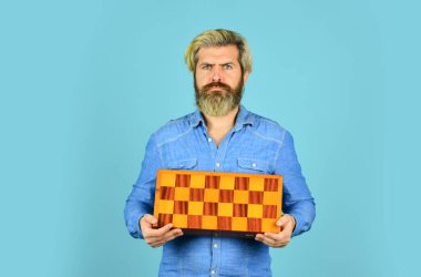 Satranç figürleri. Oyun stratejisi konsepti. Masa oyunu. Satranç oynayan adam. Hobi ve boş zaman. Entelektüel oyunlar. Zeki sakallı hippi. Bilişsel beceriler. Satranç dersi. Öğretmen satranç yarışması