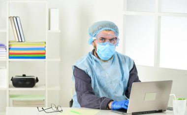 Merkez ofis. Uzaktan kumanda. Koruyucu ekipman işçisi. Tamamen korunuyor. Koronavirüsten korumak için maske takıyor. Çok hijyenik. Koronavirüse maruz kalma riski olan çalışanlar