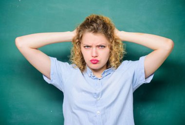 Aptallıktan yoruldum. Yorgun eğitimci pes etti. Stresli bir iş. Stres atma yöntemleri. Stresli bir iş. Öğretmen tapılası bayan tahtadan tedirgin olmuş. Öğretmenlik zor ve streslidir.