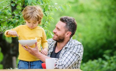 Sağlıklı yemek ve diyet. Süt ürünleri. Babalar günün kutlu olsun. Babasıyla küçük çocuk mısır gevreği yiyor. Aile yemeği zamanı. Baba oğul dışarıda yemek yiyorlar. Sabah kahvaltısı. Vejetaryen diyeti. Birlikte eğleniyoruz.
