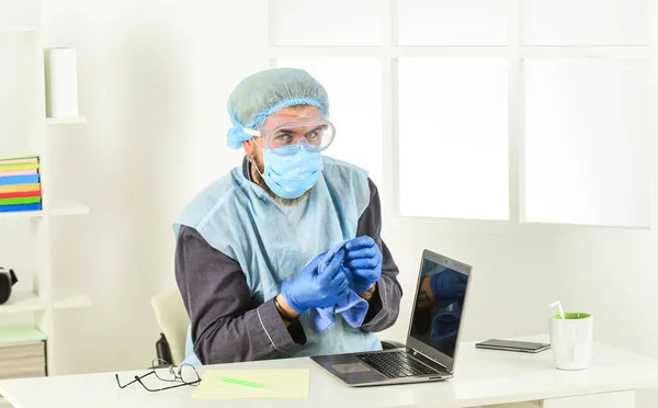 清掃と消毒。マスクを着用してコロナウイルスから保護します。深刻な衛生状態だ。コロナウイルスが暴露される危険性。労働者がコンピューターを消毒。頻繁に触れられた表面をきれいにしなさい。衛生管理者 — ストック写真