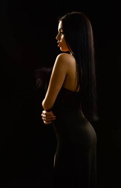 Gizemli manken. Karanlıktaki seksi kız. Çıplak omuzlar. Uzun saçlı kız. Kusursuz bir görünüm. Gizemli moda kadını. Çekici bir kadın. Estetik kadın güzelliği. Gizemli konsept