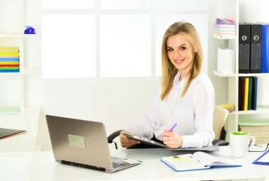 İş uzmanıyım. Akıllı kadın bilgisayarda çalışıyor. Ofis hayatı. İş çevrimiçi. Evde eğitim kavramı. Karantinadayken evde çalışmak. Seksi iş kadını. Bayan patron. Kendine güvenen CEO kadın.