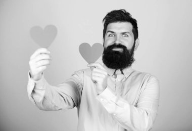Ona her gün sevildiğini hissettir. Kalbi olan sakallı bir hippi. Sevgililer Günü 'nü kutlayalım. Sakallı ve bıyıklı adam romantik bir ruh hali içinde. Sevgiyi hissetmek. Çıkma ve ilişki kavramı. Aşkta mutlu.