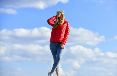 Kadın psikolojisi. Kadın model açık havada. Kadınlar serin havanın tadını çıkarır. Moda kıyafeti. Rüzgarlı bir gün. Lüks ve konforlu bir stil ve sınıf. Kız kırmızı ceketi bulutlu gökyüzü. Değişim rüzgarı