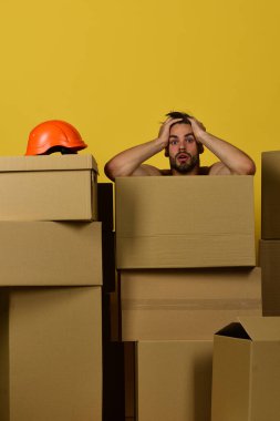 Teslimat ve taşınma konsepti. Korkmuş suratlı maçonun miğferi var.