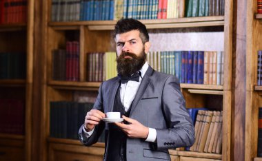Arka planda kitaplık ile kısa bir ara veriyoruz.