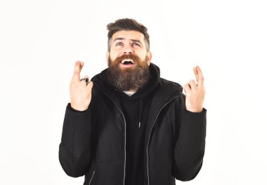 Kalın ceketli hippi önemli bir şeye inanır ya da bekler.