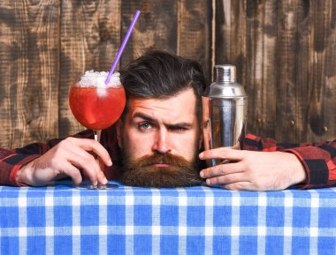 Yorgun barmen konsepti. Sakallı ve suratsız barmen.