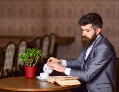 Dolabında pahalı takım elbiseli sakallı bir adam var..