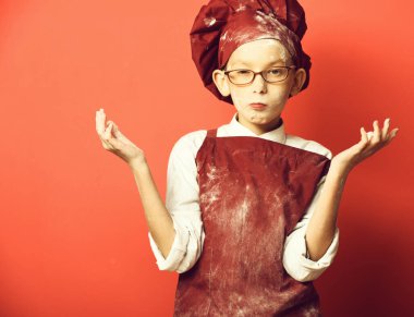 Lekeli tatlı aşçı çocuk.