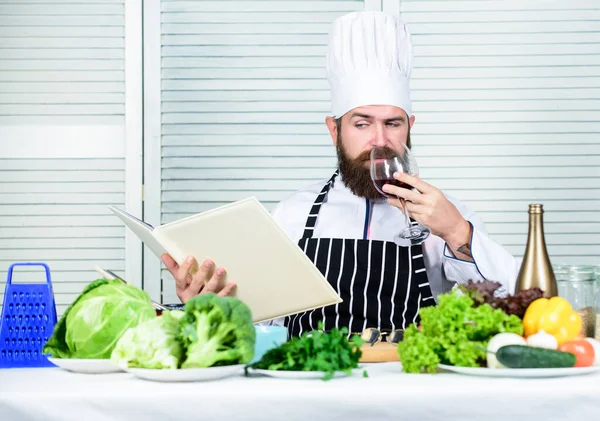 ¿Por qué no? Cocinar alimentos saludables. Hipster maduro con barba. Ensalada vegetariana con verduras frescas. Alimentación ecológica. Cocina culinaria. Vitamina. hombre barbudo serio. receta de chef — Foto de Stock