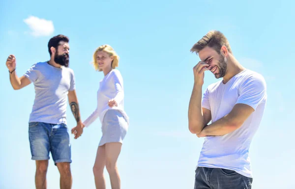 Uit elkaar. Liefde driehoek. Relatiedoelen. Verraad en echtscheiding. jaloerse echtgenoot. Voor altijd alleen. Jaloers gevoel. Negatieve invloed van jaloers. Familie psychologie. Teleurgesteld in menselijke relaties — Stockfoto