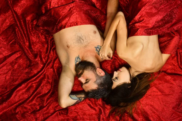 Chico con barba y cara tranquila duerme con bella dama —  Fotos de Stock