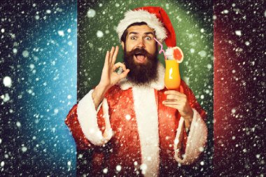 Yakışıklı sakallı Noel Baba adam