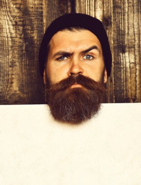 Beyaz kağıt çarşaflı vahşi beyaz hippi sakallı.