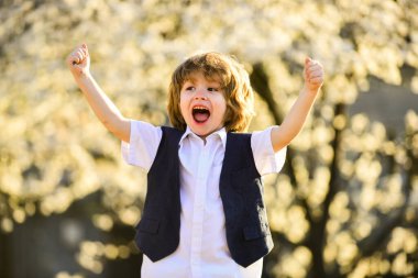 Mutlu bir çocukluk. Sağlıklı bir çocuk. Çocuk bakımı. Yaz tatilini kutlayın. Erkek doğası geçmişi. Çocuk gelişimi. Mutluluk. Heyecanlı çocuk. Sevimli çocuk bahar bahçesi. Uluslararası Çocuk Günü