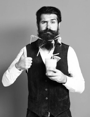 Kızıl Stüdyo geçmişinde yakışıklı, sakallı bir adam.