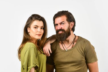 Erkek ve kadın kucaklaşır. Aşk ilişkisi. Birbirine aşık çiftler. Saçların güzelliği. vahşi gündelik moda. hippi erkek ve seksi kız. Genç trend çifti beyazda izole edilmiş. mutluluk