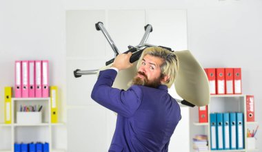 Çalışmak istemiyorum. Ceketli stresli sakallı CEO. İş yerinde kendine güveni tam bir yönetici. Olgun erkek patron. İş adamı sandalyeyi fırlatmaya hazır. Modern ofisteki kızgın girişimci. iş başarısı